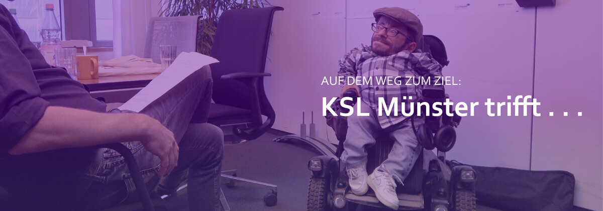 Bild mit Raul Krauthausen im Gespräch mit einem Mitarbeiter des KSL Münster