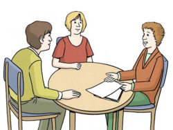 Drei Personen sitzen an einem Tisch und arbeiten gemeinsam.