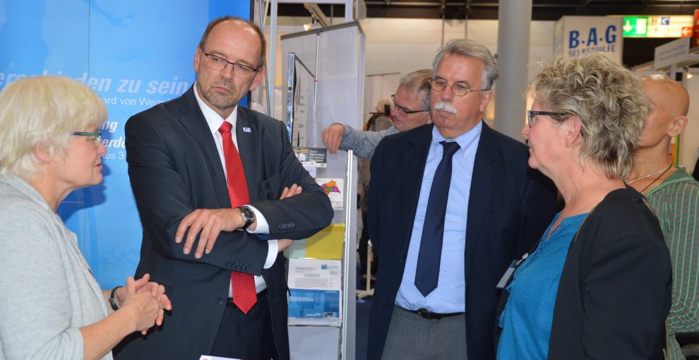 (v.l.) Annette Schlatholt, (LAG), Rainer Schmeltzer (Sozialminister NRW), Roland Borosch (Sozialminsterium NRW), Anke Schwarze (KSL Münster) bei einem kleinen „Messeplausch“.