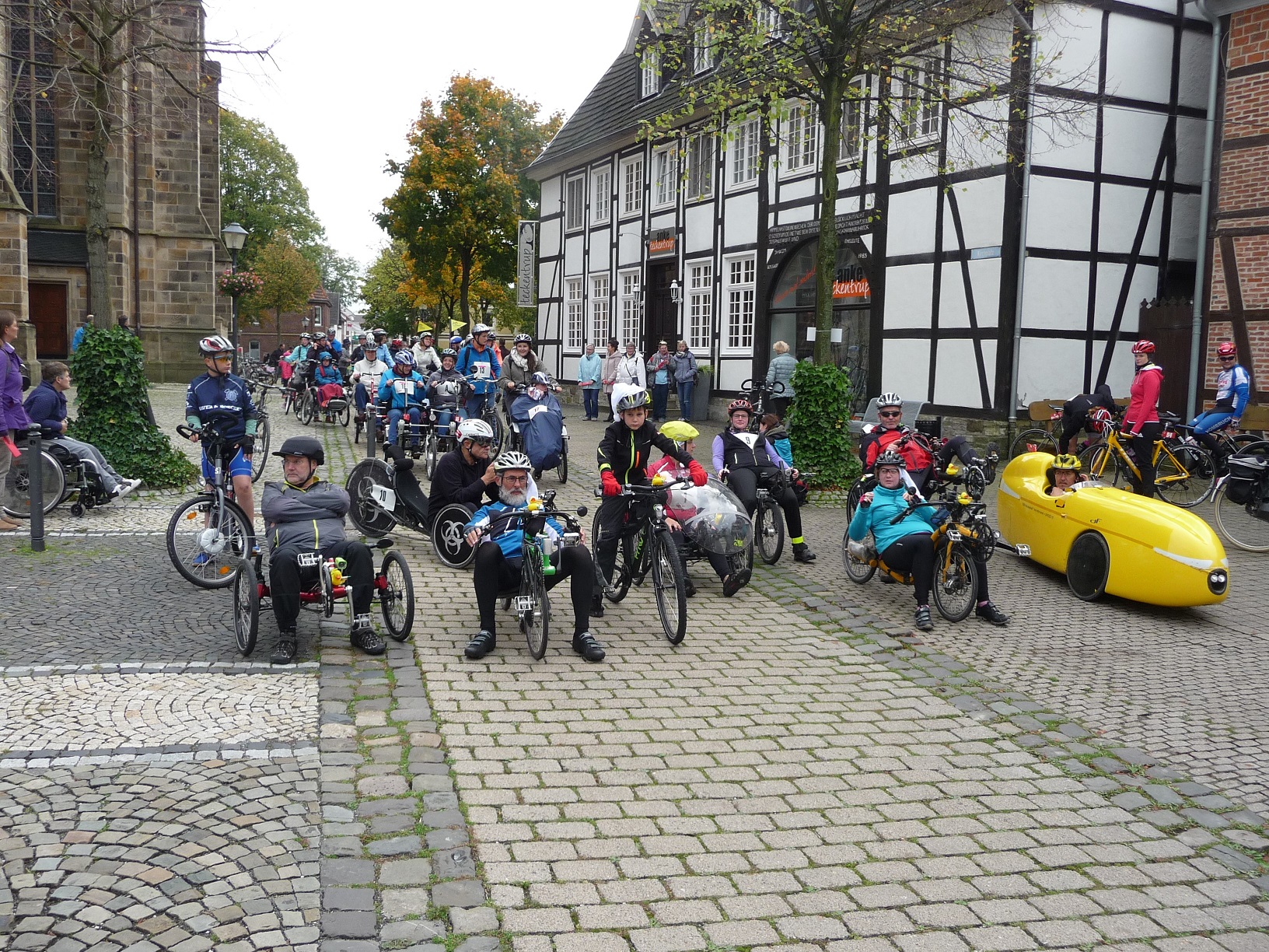 Die Teilnehmerinnen und Teilnehmern des 1. GIRO inklusiv auf dem Weg zum Start.