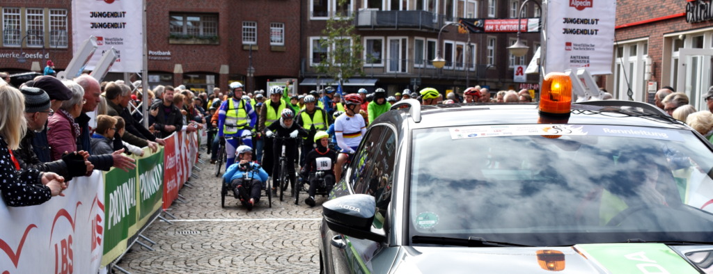 Teilnehmer*innen vor Beginn des Giro inklusiv 2018 im Startfeld