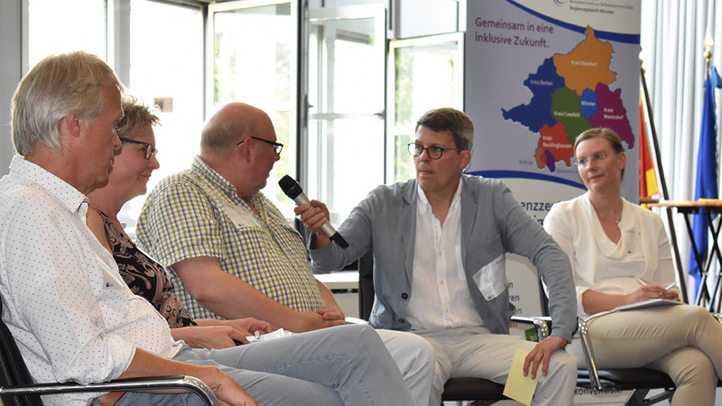 Talkrunde zum Thema "Politische Partizipation im Kreis Steinfurt" (v.l.) Walter Rott, Soazialamtsleiter, Anke Schwarze Projektleitung KSL Münster, Thomas Gesenhues, Vorbereitungskreis Inklusionsbeirat, Moderator Holger Beller, Britta Möwes, Projekt "Mehr Partizipation wagen!"