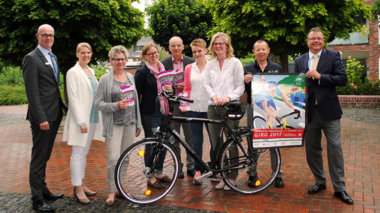 ​​​​​​​(v.l.) Jürgen Schnittker (Sparkasse Beckum-Wadersloh), Kerstin Dewaldt (Organisation Sparkassen-Münsterland-Giro), Anke Schwarze und Ira Middendorf-Kleymann (beide Kompetenzzentrum Selbstbestimmt Leben Regierungsbezirk Münster), Bruno Gerding und Sabrina Harms (beide Anna-Katharinenstift Karthaus), Sylvia Voß (Gemeinde Wadersloh), Horst Jasperneite (Radsportclub Wadersloh) und Bürgermeister Christian Thegelkamp.