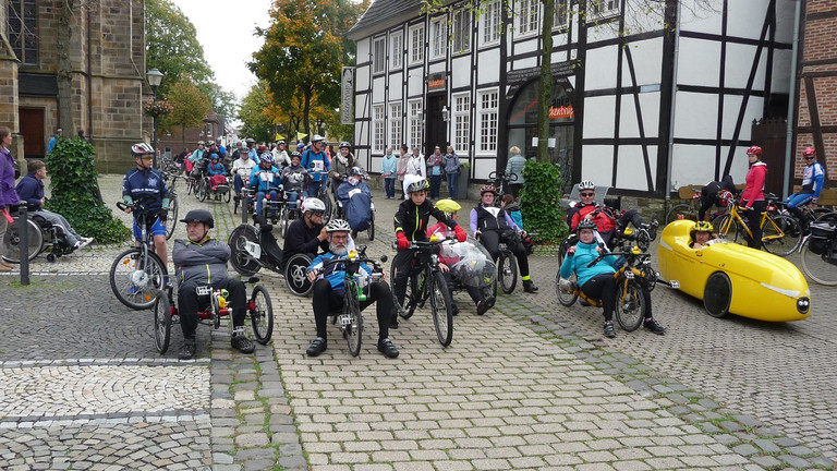 Die Teilnehmerinnen und Teilnehmern des 1. GIRO inklusiv auf dem Weg zum Start.