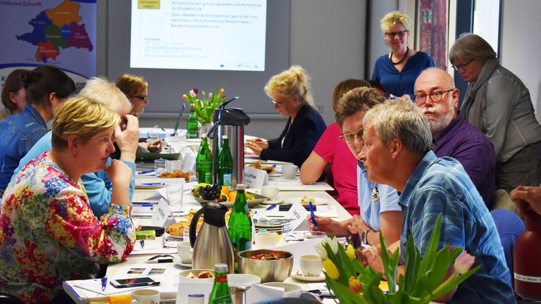 Beim Netzwerk-Treffen der Behindertenbeauftragten tauschten sich die Beteiligten an der langen Tafel engagiert aus