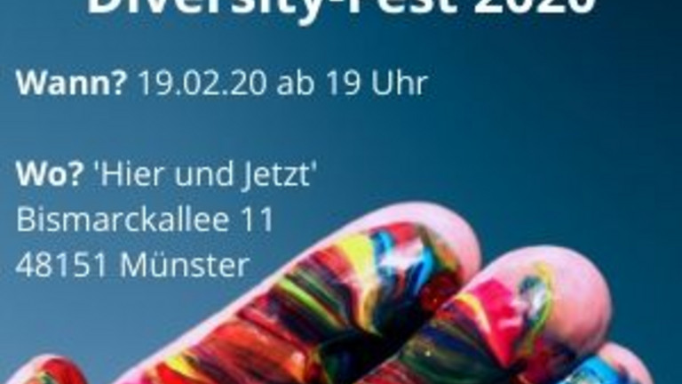 Auf der Hälfte des Bildes sieht man eine mit bunten Farben angemalte Hand. Der Hintergrund des Bildes ist blau. Oben steht die Überschrift: KSL Münster auf dem Diversity-Fest. Darunter steht geschrieben: Wann? 19.02.2020, ab 19 Uhr. Wo? Hier und Jetzt, Bismarckallee 11, 48151 Münster  