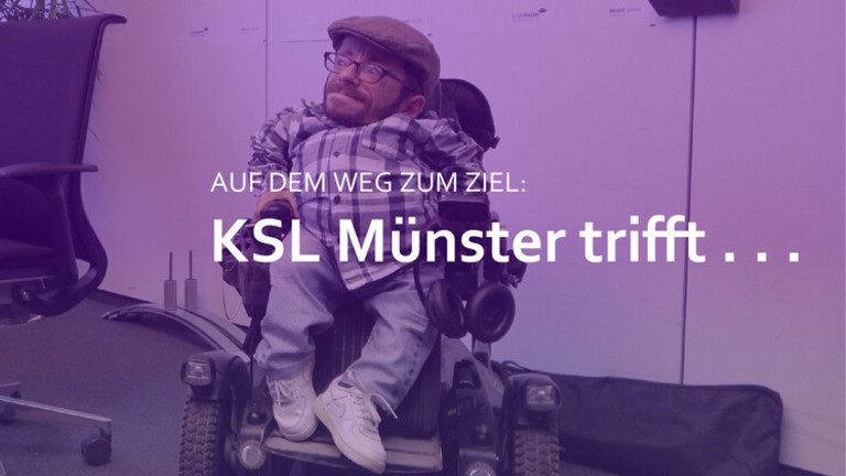 Bild mit Raul Krauthausen im Gespräch mit einem Mitarbeiter des KSL Münster