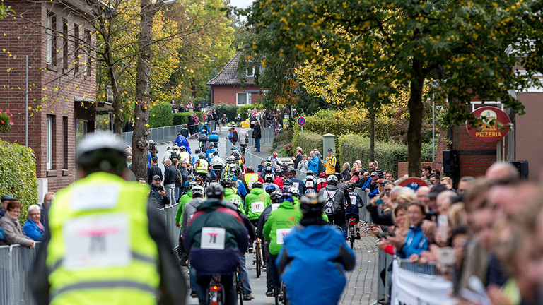 Das Fahrerfeld des GIRO inklusiv 2017 in Wadersloh auf derStrecke und von hinten gesehen.