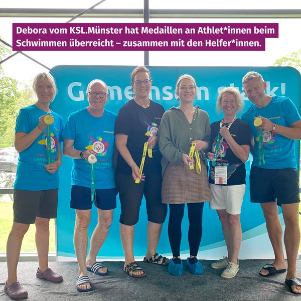Debora vom KSL.Münster mit Helferinnen und Helfern bei den Schwimmwettkämpfen. Debora hat dort Medaillen an die Athleten überreicht.