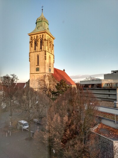 Auf dem Bild seiht man den Ausblick aus dem Fenster des KSL Münster auf die Lambertikirche und das Stadttheater Münster