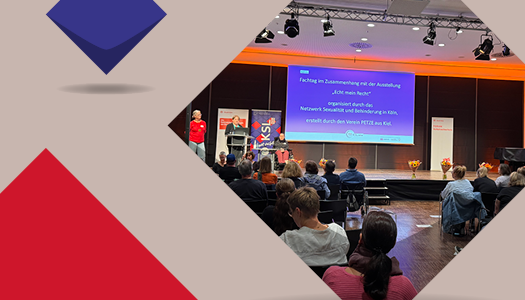 Blich auf die Bühne mit drei Rederinnen vor einer Beamerpräsentation