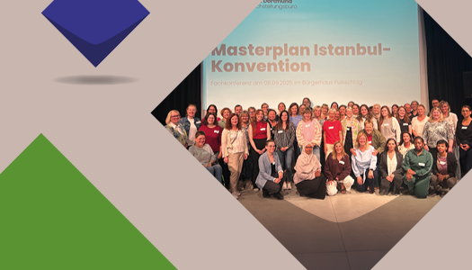 Eine grüne Kachel und ein großes Gruppenfoto vor einer Präsentationsleinwand