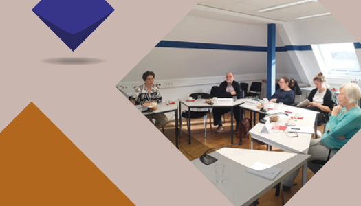 Eine cognac-farbene Kachel und ein Foto von einem Arbeitstriffen. Mehere Menschen sitzen in einer Besprechungsrunde