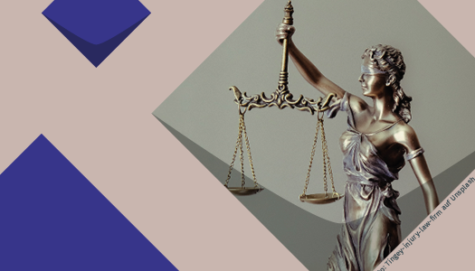 Bronzefigur einer Justizia mit verbundenen Augen und einer Waage in der Hand