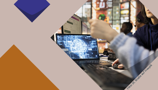 Bunte Kacheln der KSL und ein Foto mit einem Bildschirmarbeitsplatz auf dem man eine aktive KI sehen kann