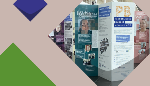 Eine grüne Kachel und ein Foto von einer Ausstellung mit Stellwänden, großen Portaits und beschreibenden Texten