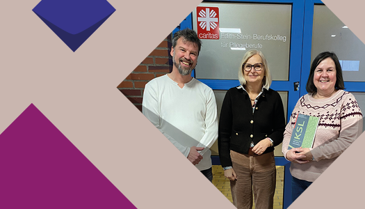 Eine lila Kachel und ein Foto von zwei Frauen und einem Mann vor einer Glastür. Eine Frau hält eine grüne Broschüre in den Händen