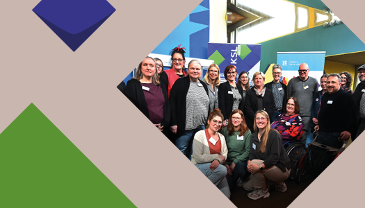 Eine grüne Kachel und ein Foto von einer Gruppe mit Akteur*innen des Fachtags zusammen mit Claudia Middendorf, der Beauftragten des Landes NRW für die Belange von Menschen mit Behinderung und für Patient*innen (lbbp.nrw)