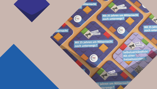 Eine blaue Kachel und ein Foto einem Tisch mit buntbedruckten Getränkeuntersetzern mit Fragen an die Betrachtenden