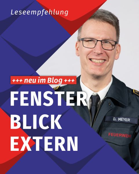 Ein Foto von einem grauharigem man in einer Feuerwehruniform, neben vielen blauen und einigen roten Kachel-Elementen der KSL