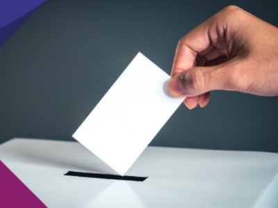 Bild von einer Hand, die einen Wahlzettel in die Wahlurne wirft