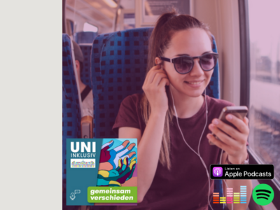 Foto von junger Frau, die mit Kopfhörern im Zug sitzt. Cover des Podcasts Uni inklusiv, gemeinsam verschieden. Logos von Apple Podcast, Deezer und Spotify