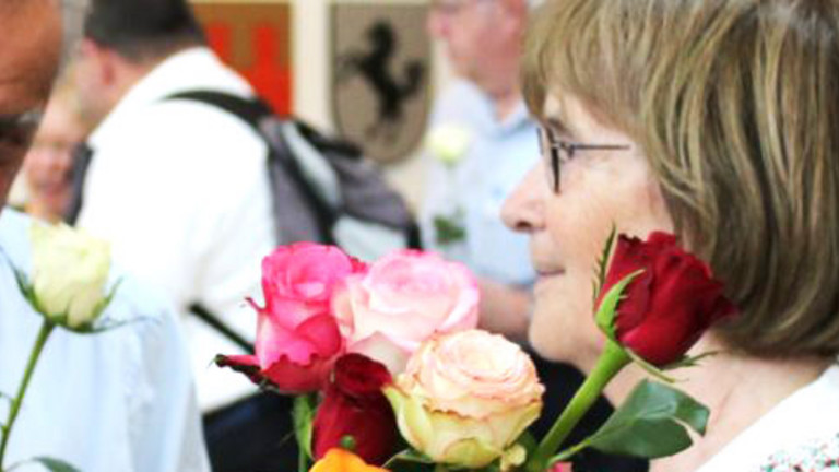 Die LAG-Vorsitzende Geesken Wörmann wird ein Blumenstrauß überreicht.