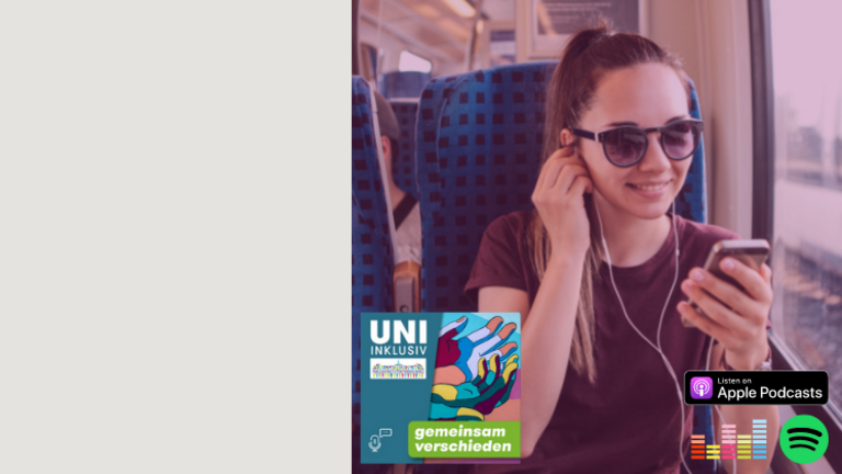 Foto von junger Frau, die mit Kopfhörern im Zug sitzt. Cover des Podcasts Uni inklusiv, gemeinsam verschieden. Logos von Apple Podcast, Deezer und Spotify