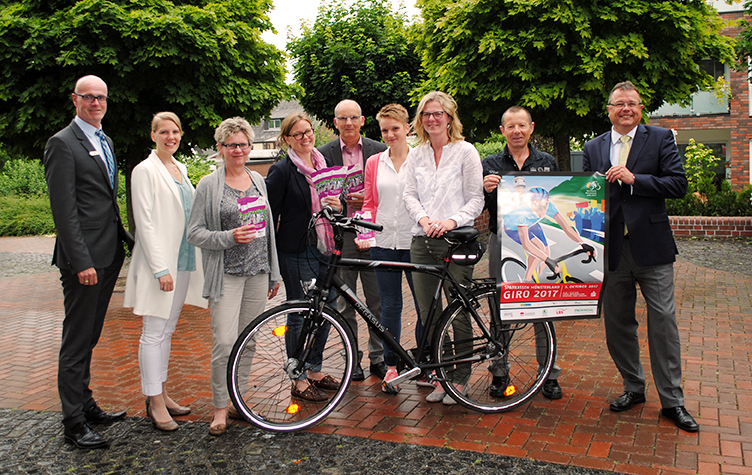 (v.l.) Jürgen Schnittker (Sparkasse Beckum-Wadersloh), Kerstin Dewaldt (Organisation Sparkassen-Münsterland-Giro), Anke Schwarze und Ira Middendorf-Kleymann (beide Kompetenzzentrum Selbstbestimmt Leben Regierungsbezirk Münster), Bruno Gerding und Sabrina Harms (beide Anna-Katharinenstift Karthaus), Sylvia Voß (Gemeinde Wadersloh), Horst Jasperneite (Radsportclub Wadersloh) und Bürgermeister Christian Thegelkamp.