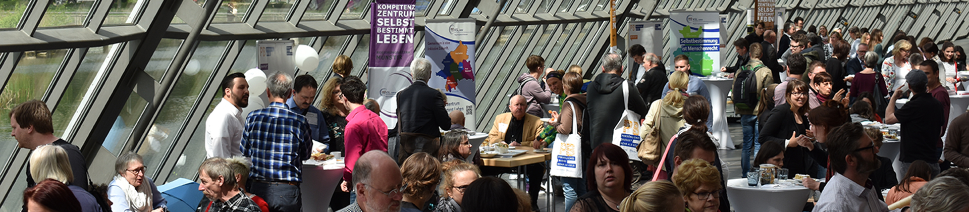 92_Auftaktveranstaltung PB Blick in den verglasten Anbau des Wissenschaftsparks in Gelsenkirchen. Die Auftaktveranstaltung zum Persönlichen Budget war richtig gut besucht.