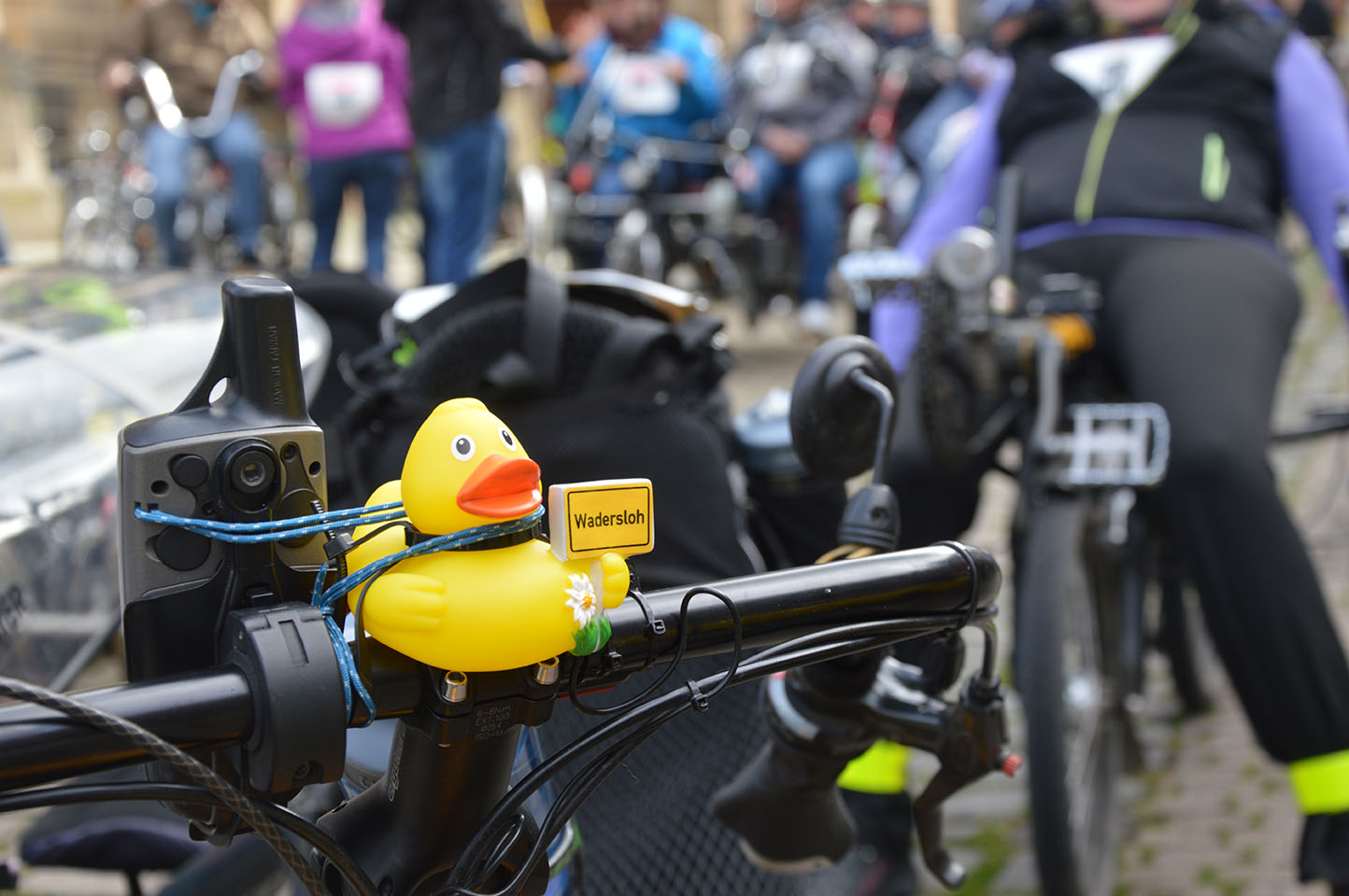 1031_GIROinklusiv_2017 Eine Gummiente mit dem Ortsschild Wadersloh ist an einem Fahrradlenker befestigt - Momentaufnahme der Veranstaltung GIRO inklusiv am 03. Oktober 2017