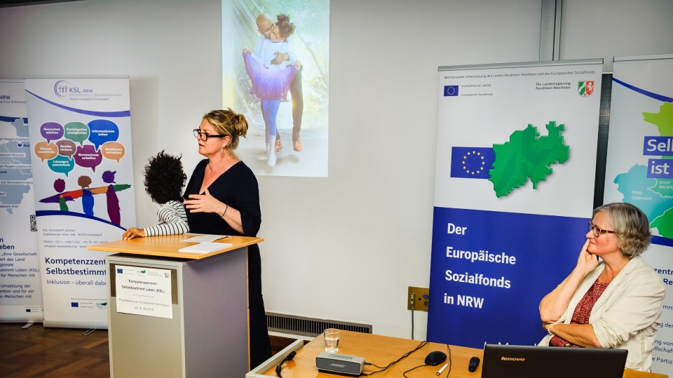 Präsentation KSL Düsseldorf EIne Mutter stellt mit ihrem Kind das Projekt Kultur-Tandem des KSL Düsseldorf vor.