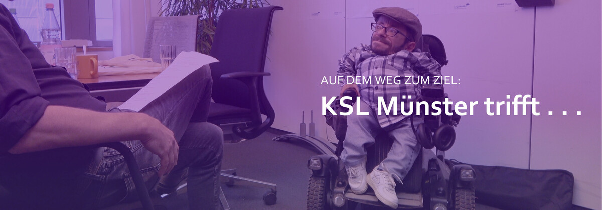 Auf dem Weg zum Ziel: KSL Münster trifft . . . Raul Krauthausen im Gespräch Bild mit Raul Krauthausen im Gespräch mit einem Mitarbeiter des KSL Münster