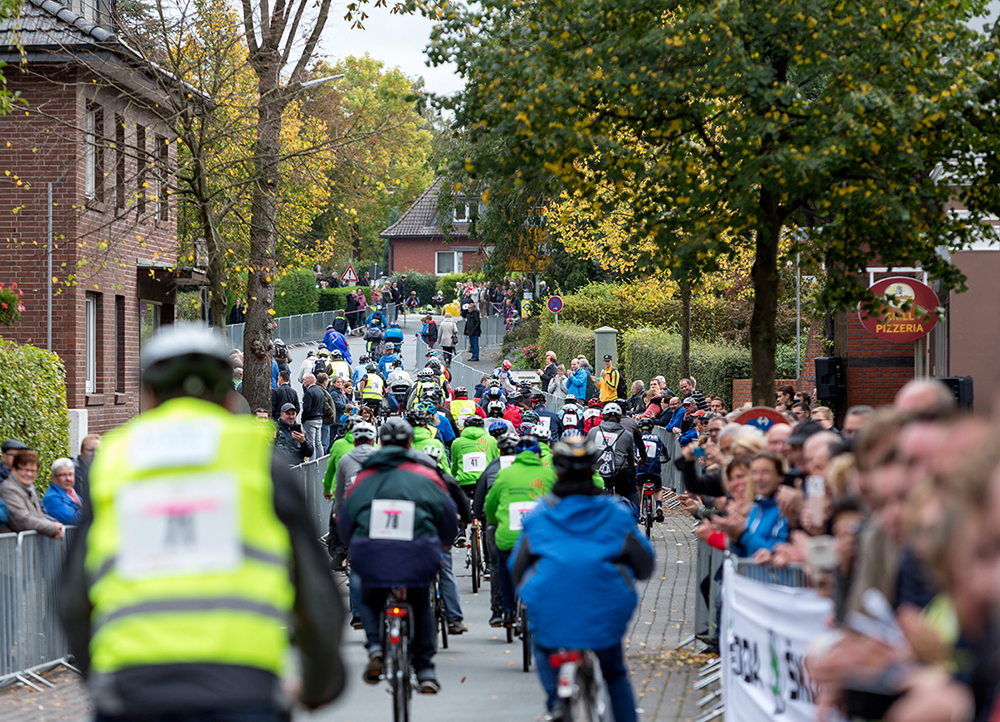 Fahrerfeld GIRO inklusiv 2017 Das Fahrerfeld des GIRO inklusiv 2017 in Wadersloh auf derStrecke und von hinten gesehen.