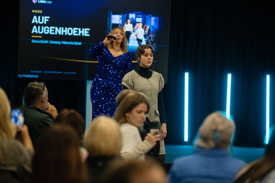 Sängerin Viktoriia Sykal begleitet die Modenschau 