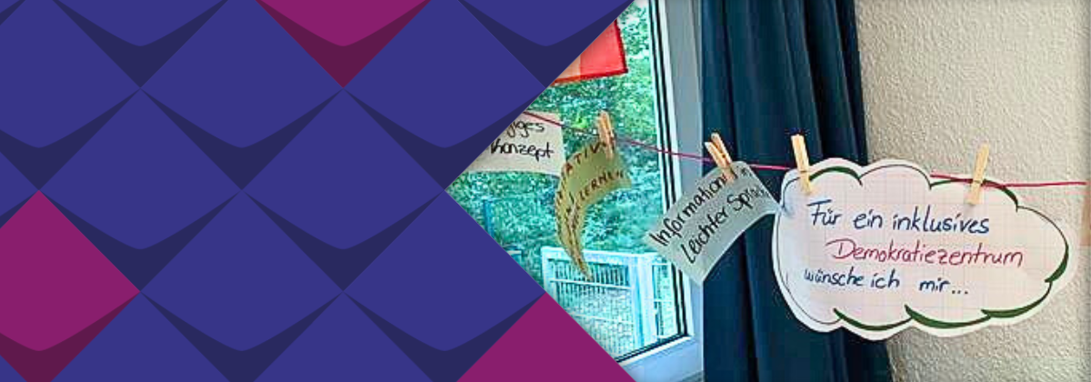 Auf Karten konnten die Gäste ihre Wünsche für das Demokratiezentrum notieren.