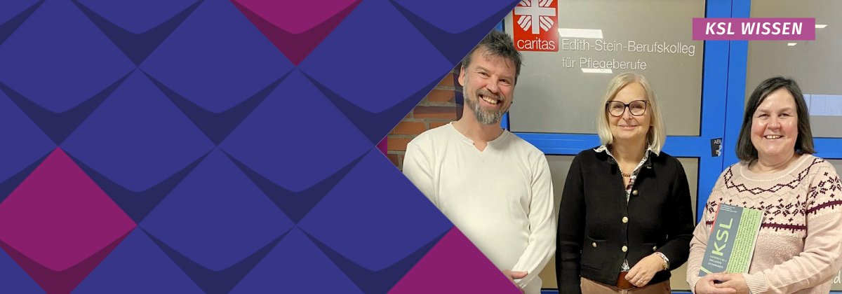 Drei Personen vor einer Glastür. Darüber das Logo des Caritas-Verbands Warendorf und der Name Edith-Stein-Berufskolleg. Die drei Personen sind Oliver Schneider, Beate Bruns-Schneider und Cornelia Lückener-Korte.