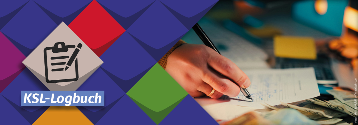 Symbol des KSL-Logbuches vor bunten Kacheln der KSL.NRW und ein Foto von einem Schreibtisch mit dokumenten und der Hand einer Person, die etwas handschriftlich notiert