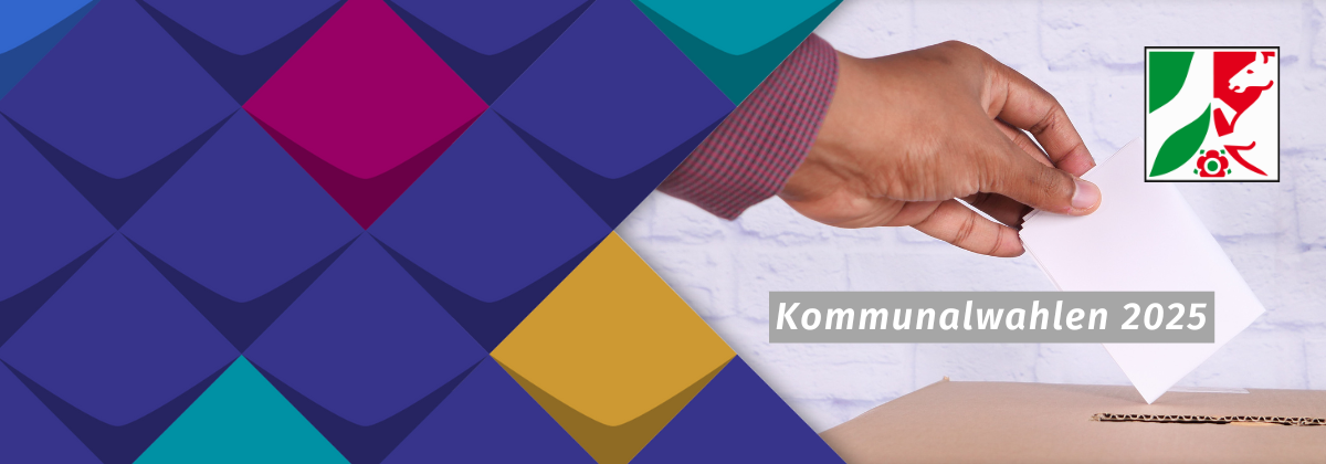 Eine Hand wirft einen Briefumschlag in eine Wahlurne. Darunter der Schriftzug Kommunalwahl 2025.