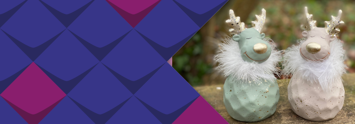 Zwei Weihnachtselche wünschen Frohe Weihnachten.