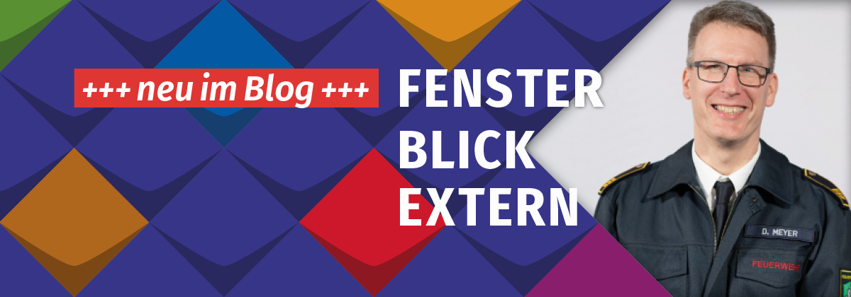 Ein Porträtfoto von Daniel Meyer, ein lächelnder Mann dunkelblond-grauem Haar mit Brille. Er trägt eine Feuerwehr-Uniform, ein weißes Hemd und eine Krawatte. Daneben steht Fensterblick Extern und +++neu im Blog+++ eingerahmt in Schmuckelemente der KSL.NRW