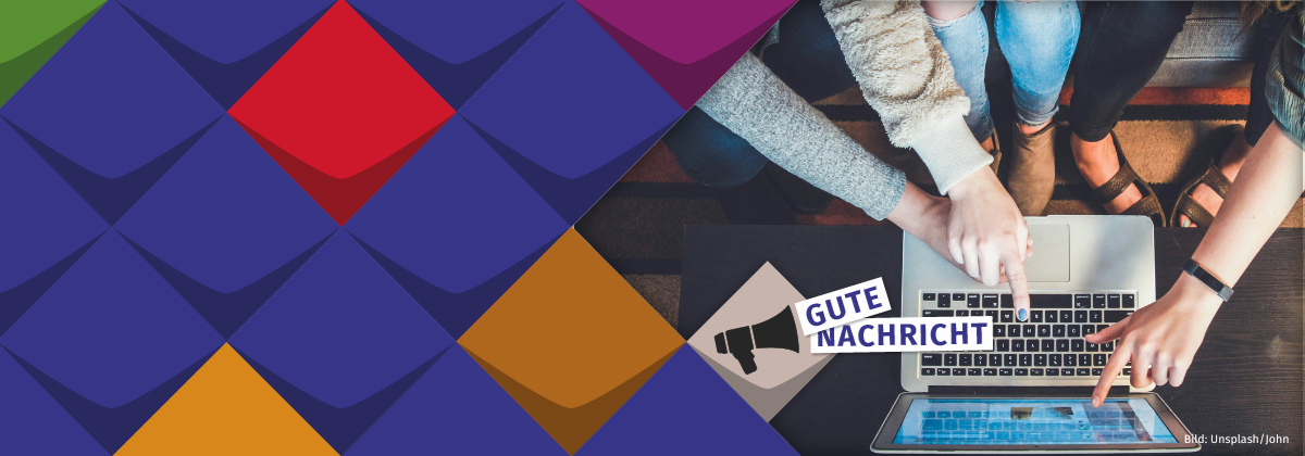 Symbolfoto für Evaluation: Bei einer Online-Umfrage bewerten Interessengruppen die Arbeit der KSL.NRW. Auf dem Foto sine die Hände von vier Menschen zu sehen. Der Finger einer Frau zeigt auf das Display eines Notebooks. Der Fingernagel ist hellblau