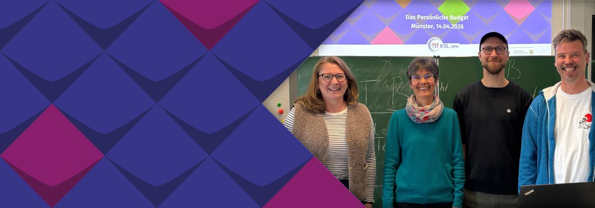 Gruppenfoto vor einer Schultafel: Karolin Thater, begleitende Lehrkraft an der Hildegardisschule neben den Referent*innen Martina Steinke, Marcel Scharf und Oliver Schneider vom KSL.Münster