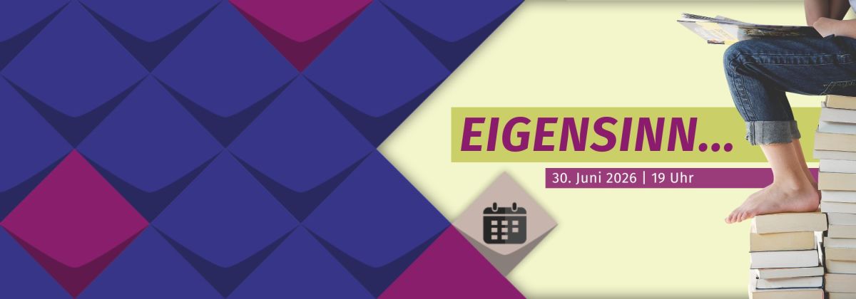 Text: EIGENSINN, 30.6.26 um 19 Uhr. Daneben ein Kalendersymbol sowie ein Foto einer nicht erkennbaren Person, die ihre Füße auf einem Stapel Bücher abstellt und ein Buch auf dem Schoß liegen hat.