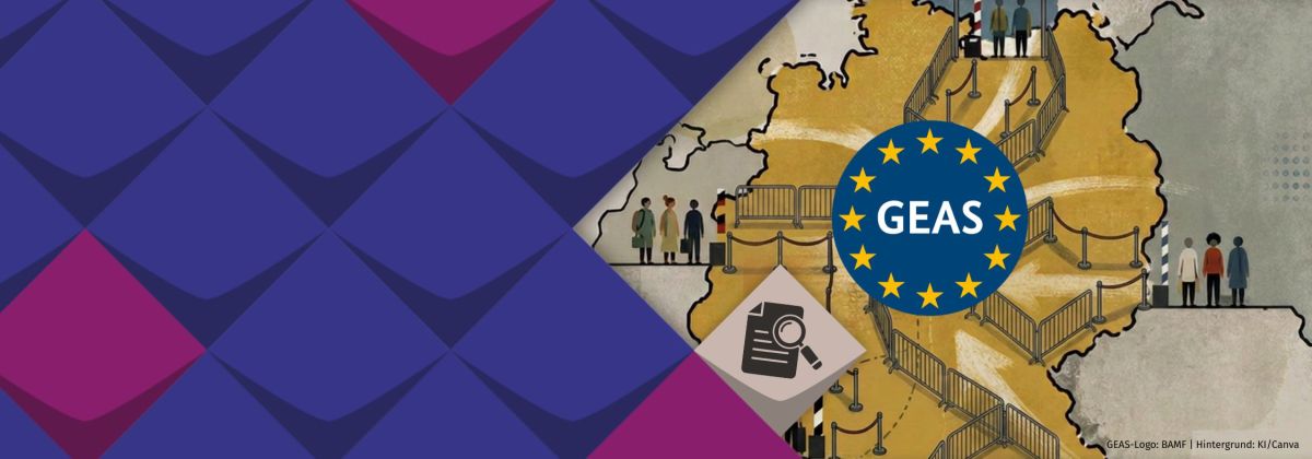 Stilisierte politische Karte Deutschlands. Um die Karte herum sind mehrere Personen an den Grenzen dargestellt sowie gebogene Pfeile, die den Austausch zwischen den europäischen Ländern symbolisieren. Auf der Karte sind Schranken und Zäune abgebildet, die die Hürden der Reform symbolisieren. In der Mitte der Grafik ist das Symbol der EU abgebildet: Ein dunkelblauer Kreis mit 12 goldenen Sternen am inneren Rand. In der Mitte des Kreises steht GEAS.