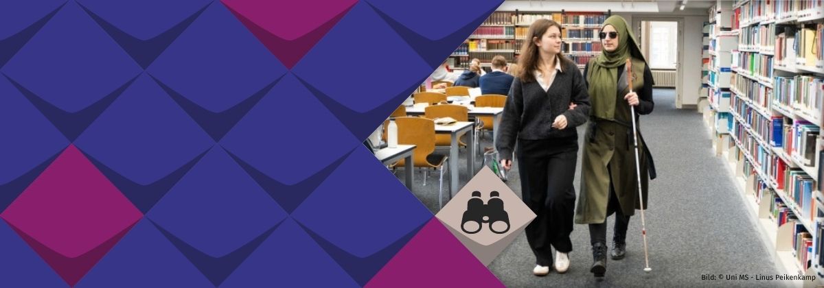 Kübranur Binek, eine Frau mit Brille und Langstock hakt sich bei ihrer Assistenz Madita Laumen unter. Madita Laumens Blick ist suchend auf das Bücherregal im rechtswissenschaftlichen Seminar gerichtet.