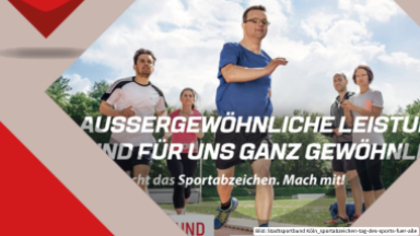 Mehrere Personen mit und ohne Behinderung absolvieren einen Lauf auf einer Sportfläche und werden von anderen angefeuert. Im Hintergrund ist zu sehen, dass sich einige Personen ausruhen. Im Vordergrund mittig im Bild steht: "AUSSERGEWÖHNLICHE LEISTUNGEN SIND FÜR UNS GANZ GEWÖHNLICH." Darunter steht: Köln macht das Sportabzeichen. Mach mit! Nochmal darunter von links nach rechts sind verschiedene Logos angeordnet, unter anderem das des Stadtsportbundes Köln.