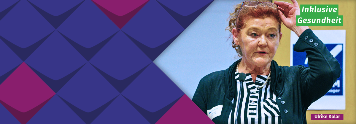 Das Bild zeigt Ulrike Kolar bei einem Vortrag.