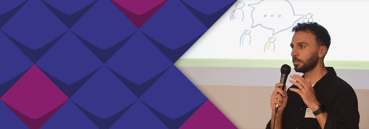 Das Bild zeigt den Moderator Maher Seger bei der Eröffnung des Fachtags.