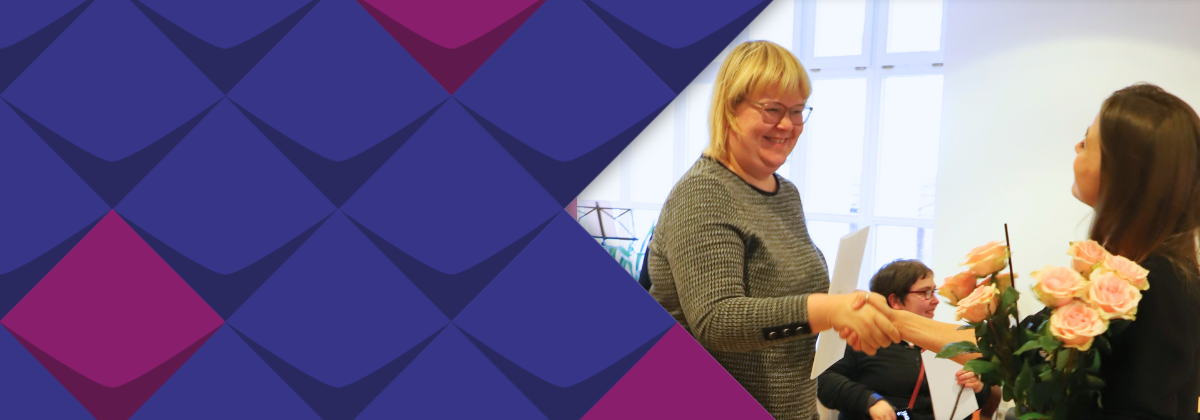 Eine Teilnehmende des Projekts HospInk erhält zum Abschluss einen Blumenstrauß.